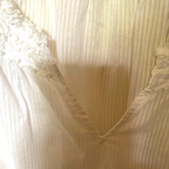 BCBGMAXAZRIA WHITE SEMI-SHEER TOP . - Picture 5 of 12